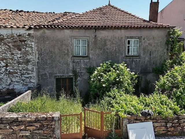 Moradia T4 à venda em Penas Roias, Mogadouro RE/MAX Portugal