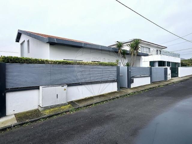 Moradia T4 à venda em Rosto de Cão Livramento, Ponta Delgada RE/MAX Portugal