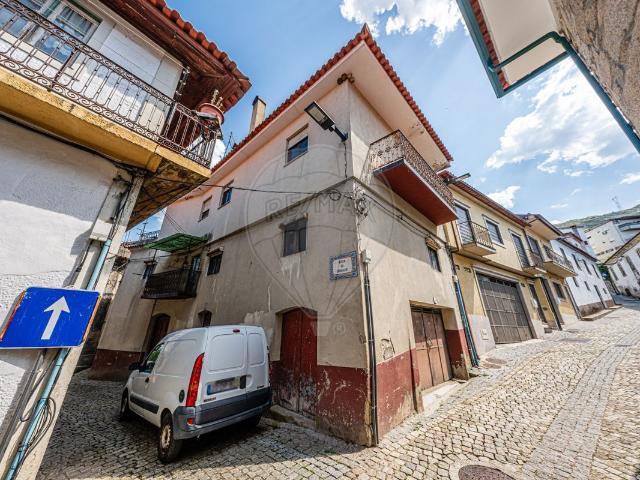 Moradia T4 à venda em Tabuaço
