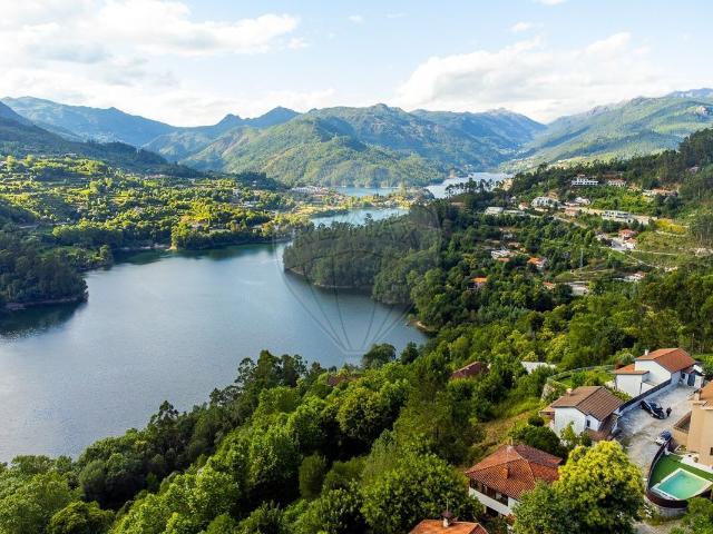 Moradia T4 à venda em Vieira do Minho