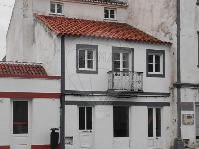 Moradia T4 à venda em Vila do Porto