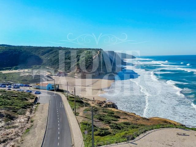 Moradia com vista mar e amplos espaços verdes na Ericeira