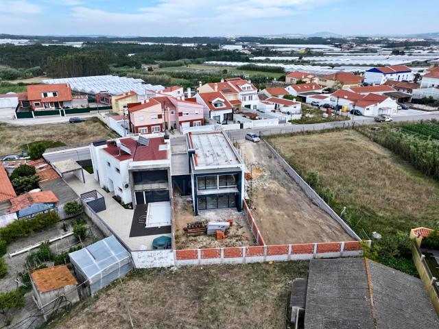 Moradia T4 c/ 1 Master Suite + 2 Suites, Jardim & Parqueamen. 175m² Runa