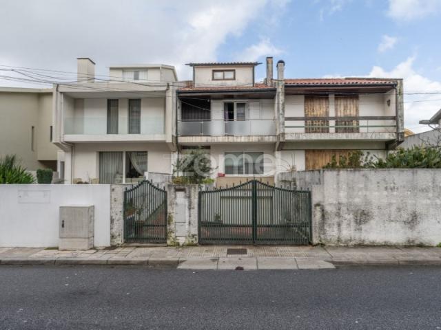 Moradia T4 c/ 275 m2 |Logradouro|Garagem|Anexos| Senhora da Hora