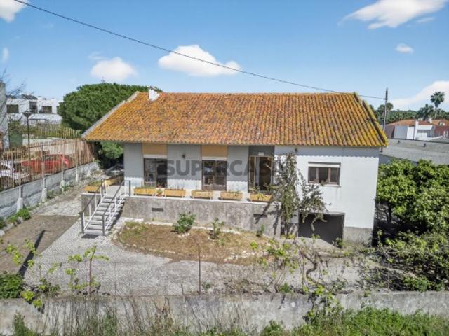 Moradia T4 c/ 2 Pisos, Sotão e Garagem em Lote de 675 m²,no centro de Loures