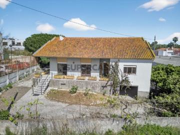 Moradia T4 c/ 2 Pisos, Sotão e Garagem em Lote de 675 m²,no centro de Loures