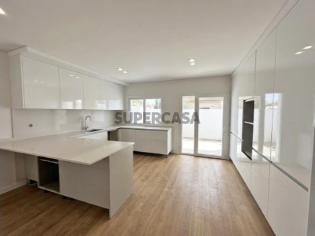 Moradia T4 C/ 2 Suites Fernão Ferro