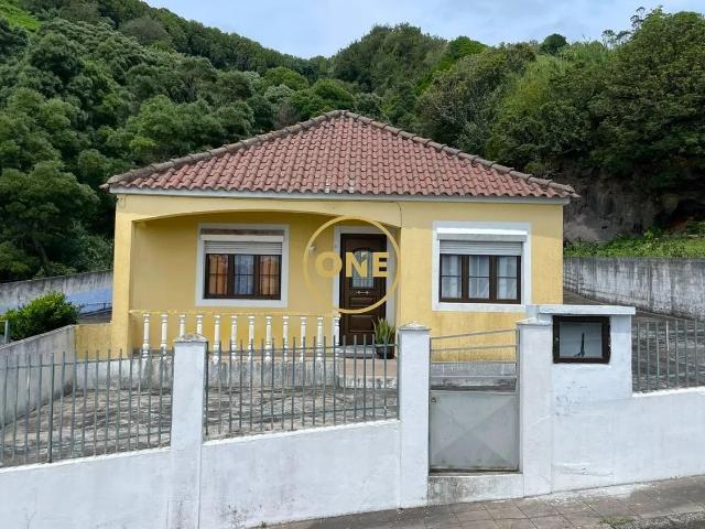 Moradia T4 com Amplo Jardim nas Feteiras – Tranquilidade e Potencial