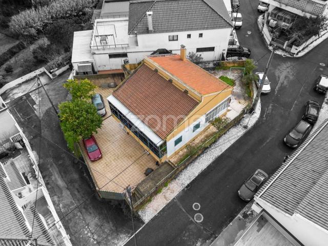 Moradia T4 c/ garagem e 435m2 de terreno Famões