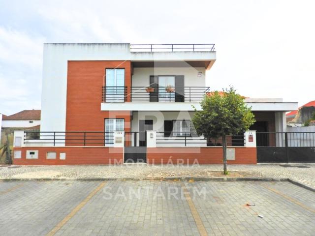 Moradia T4 c/ garagem no Centro de Almeirim
