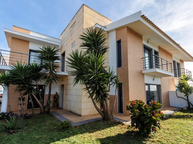Moradia T4 c/ Estacionamento, Garagem e Diversos Espaços Exteriores em Sobral de Monte Agraço