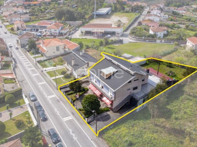 Moradia T4 c/ Loja Comercial