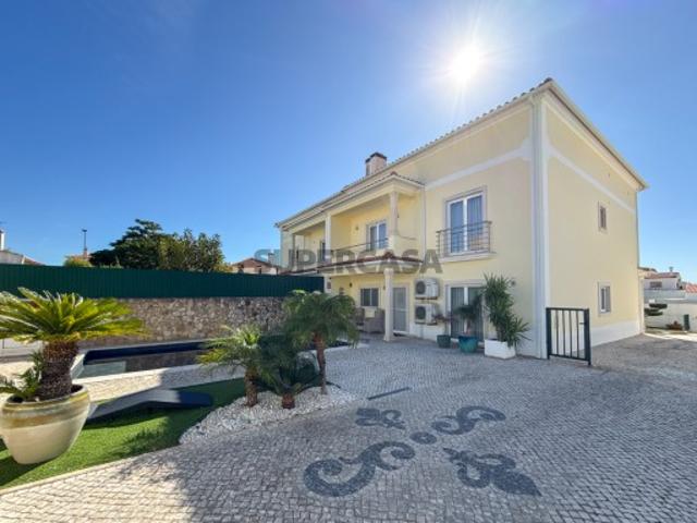 Moradia T4 c/ Piscina, Anexo, Garagem e Jardim Urbanização Bonito, Entroncamento