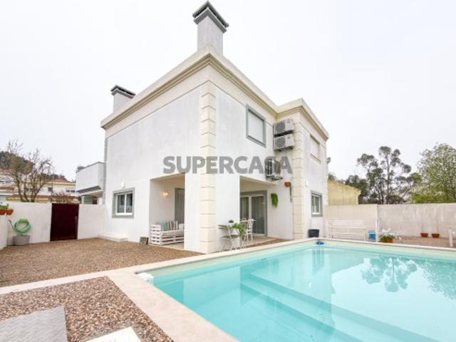 Moradia T4 c/ Piscina, Garagem e Cave, na Urbanização Casal Vidigal, Entroncamento