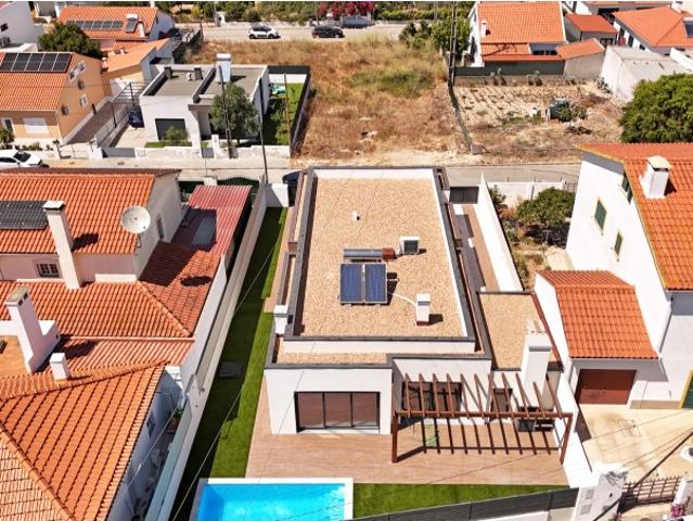 Moradia T4 C/ Piscina Nova em Azeitão *PRONTA