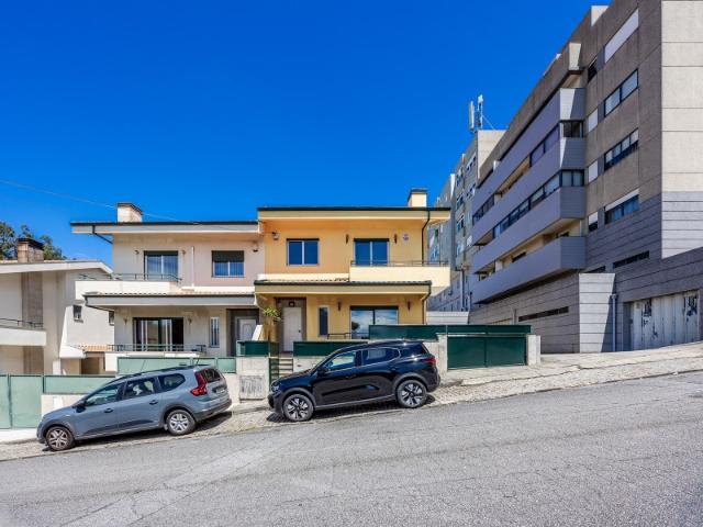 Moradia T4 c/ três frentes | Cave salão + dois pisos | Garagem fechada + espaço exterior c/ telheiro e churrasqueira | A 7' centro de Rio Tinto e 2' A43