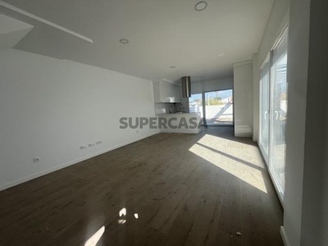 Moradia t4 centro de Fernão Ferro com ótimas áreas