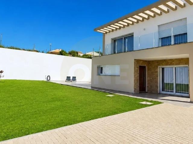 Moradia T4 c/garagem em Miragaia/Lourinhã