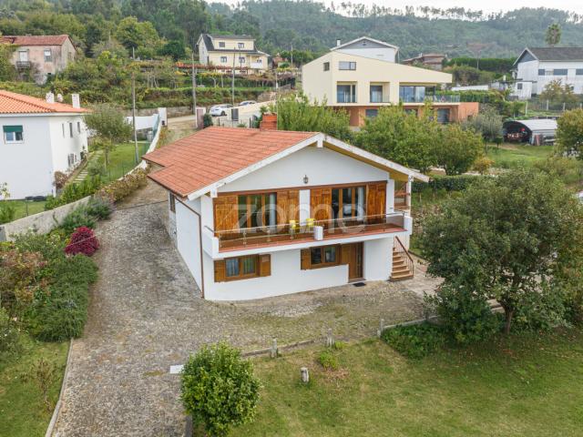 Moradia T4, Chalé de Montanha, lote de 2100 m2,vista rio, V.N.Cerveira