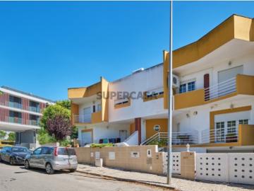 Moradia T4 com 4 WCs, Terraço, Varanda, Arrecadação e 4 lugares de Garagem