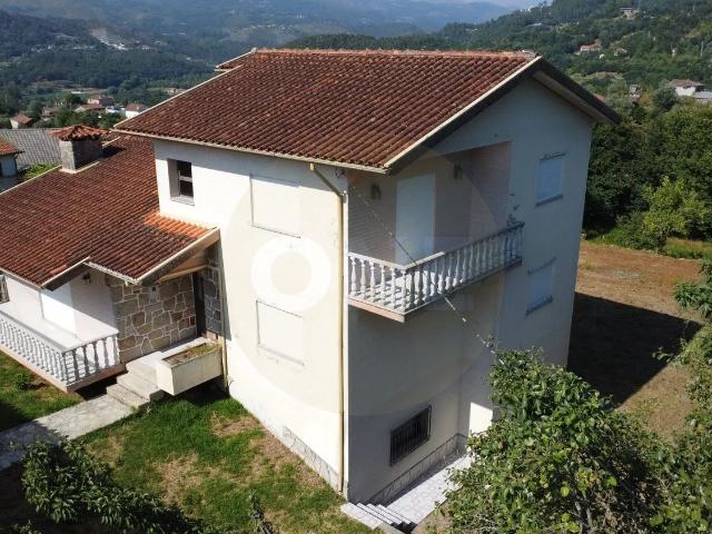 Moradia T4 com 980 m² de terreno em Souto – Terras de Bouro