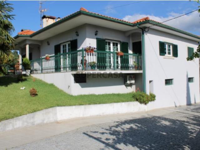 Moradia T4 com 11500m2 de terreno,elevador e vista panorâmica sobre o rio Douro em Frende, Baião