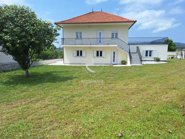 Moradia T4 com 1500 m2 de terreno e furo de água. Rubiães Paredes de Coura