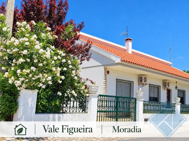 Moradia T4 com 1.758 m² de Terreno, Garagem, Ar Condicionado | Vale Figueira Montemor o Novo