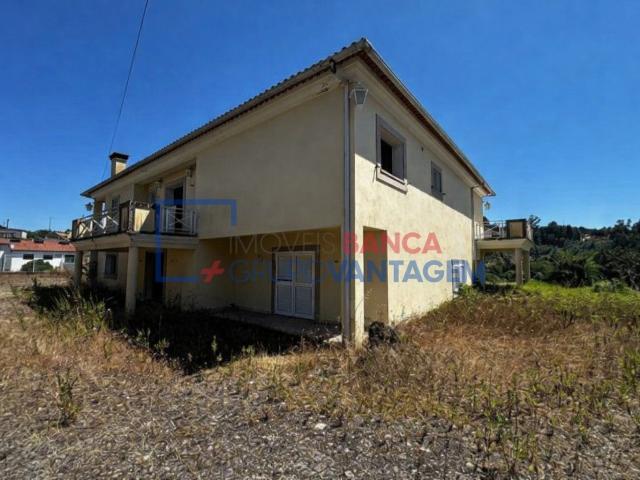 Moradia T4 com 2 Pisos e Terreno de 5 500 m² Imóvel da Banca em Santa Comba Dão