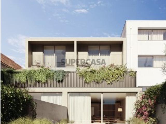 Moradia T4 com 2 Suites, Varanda, Garagem, com Jardim e Piscina no Centro de Matosinhos