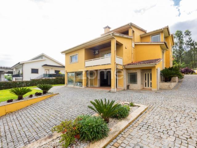 Moradia T4 com 2.000 m2 de terreno, em Areias Barcelos
