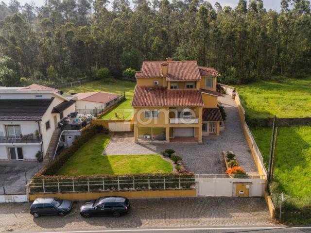 Moradia T4 com 2.000 m2 de terreno, em Areias Barcelos