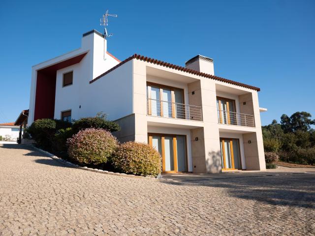 Moradia T4 com 2.244 m² de Terreno em Friestas – Privacidade a 10 Min de Valença e Galiza