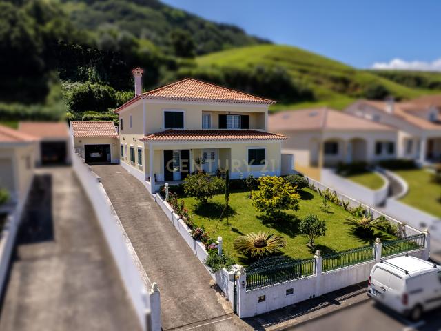 Moradia T4 com 2.971 m² de Terreno e Vista Panorâmica