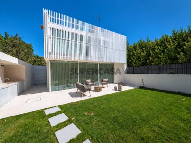 Moradia T4 com 302 m² de área bruta de construção, jardim, piscina e estacionamento, no Restelo