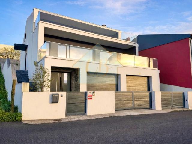 Moradia T4 com 370 m² no Varatojo Torres Vedras | Terraço panorâmico e garagem ampla