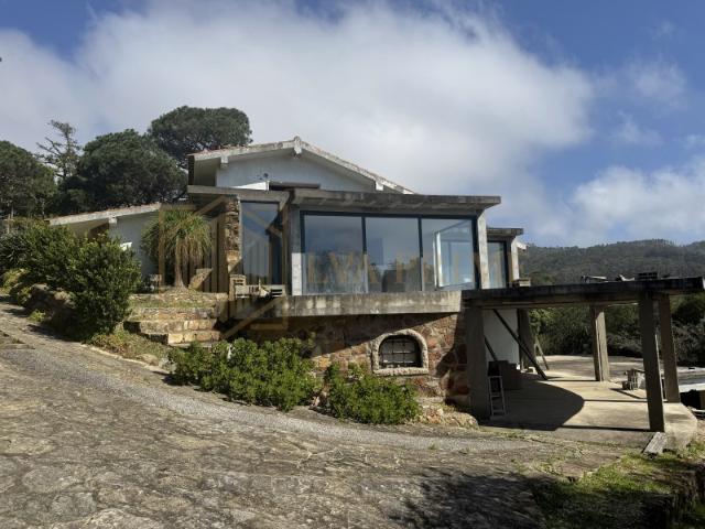 Moradia T4 com 389m2 de área bruta privativa, inserida num lote de 5.360m2 com projeto de arquitetura aprovado para reabilitação total, na Azóia, Colares, Sintra