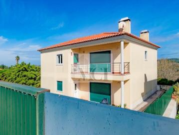 Moradia T4 com 3 pisos, com uma localização privilegiada, perto das praias na Carvoeira Mafra!