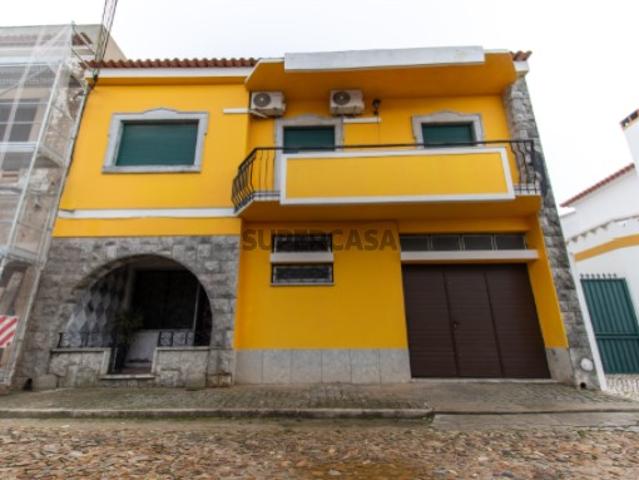 Moradia T4 com 3 pisos Excelente localização Almeirim