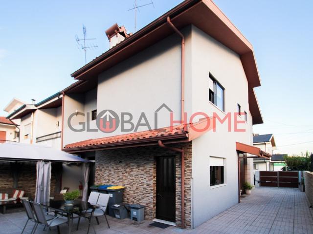 Moradia T4 com terraço e jardim em Alfena
