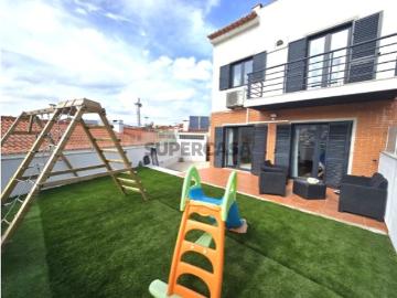 Moradia T4 com Terraço e Vista Desafogada em Loures