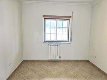 Moradia T4 com Terraço, Jardim e Garagem Fechada – Vale Maceira, Alfeizerão