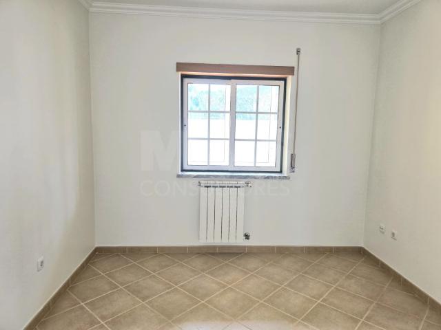 Moradia T4 com Terraço, Jardim e Garagem Fechada – Vale Maceira, Alfeizerão