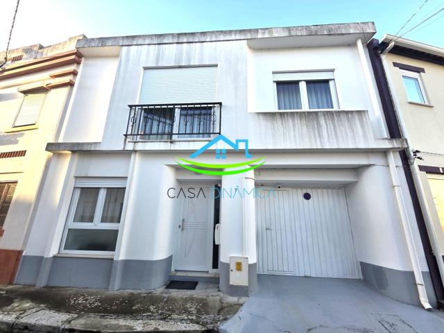 Moradia T4 com Garagem e Terraço em Tavarede