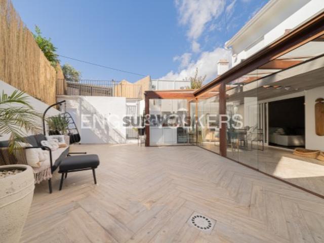 Moradia T4 com terraços e jardim na Encarnação