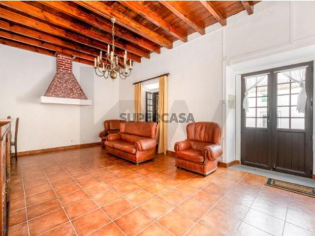 Moradia T4 com terreno a 1 km da praia São Bernardino |Garagem 56 m²| Excelente investimento