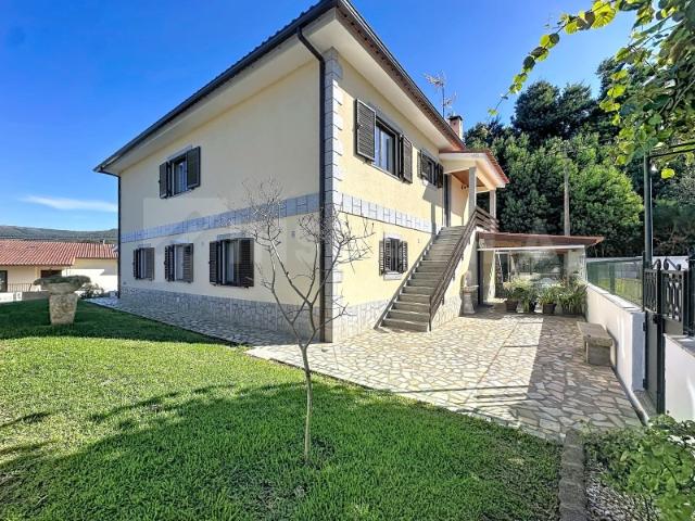 Moradia T4 com terreno ajardinado, garagem e possibilidade de dois apartamentos