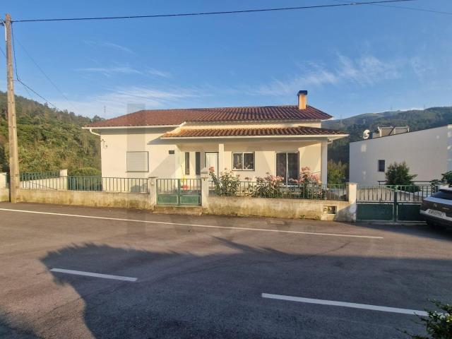 Moradia V4 com Terreno de 1.785m² e Vistas Deslumbrantes em Folques