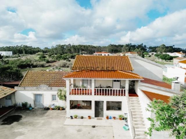 Moradia T4 com Terreno de 8 415 m2 na Lourinhã