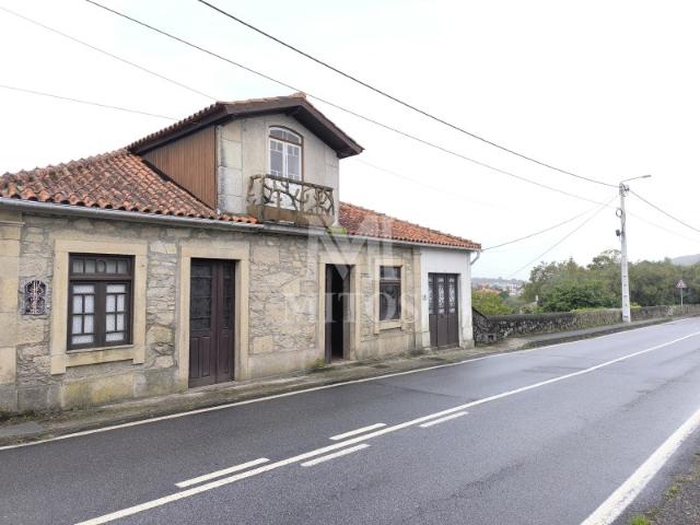 Moradia T4 com terreno e acesso ao rio Riba de Âncora